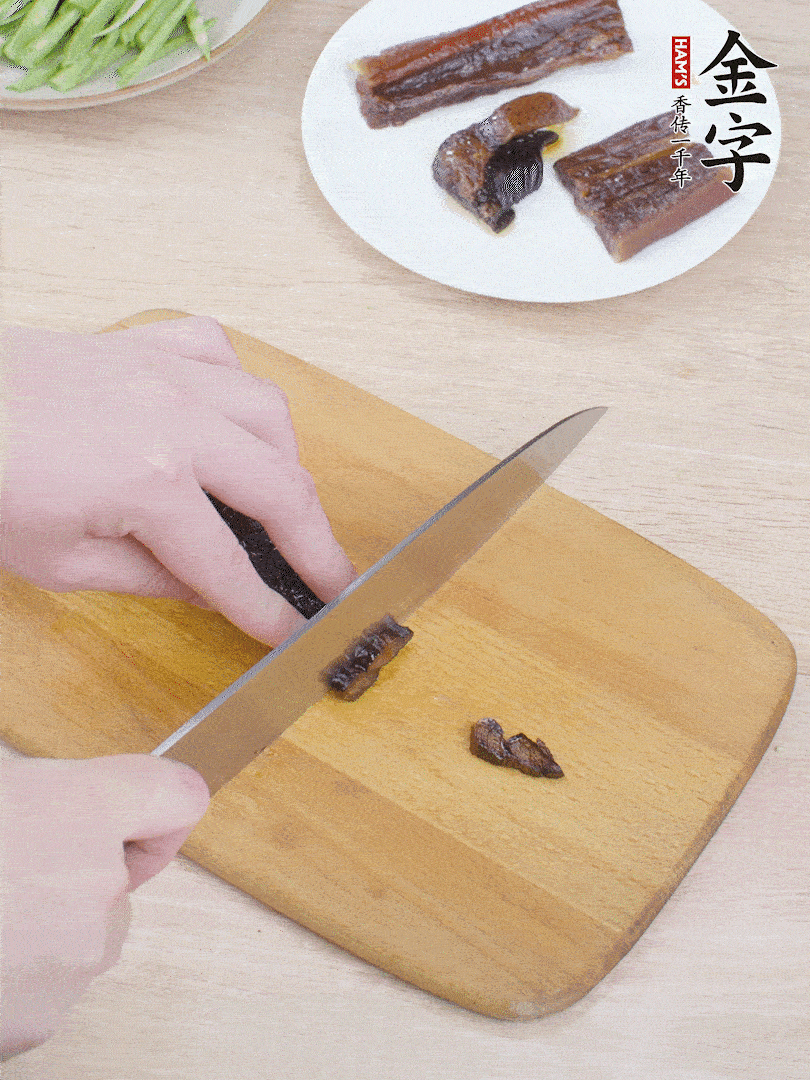 提前煮好的金字醬油肉切片。