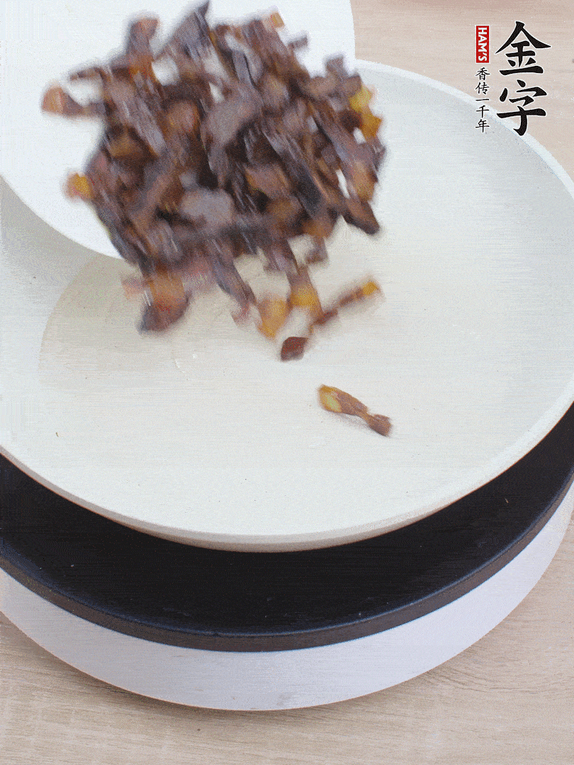 油熱倒醬油肉，編出香味。