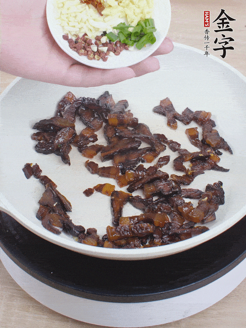 下蔥姜蒜、干辣椒、花椒粒炒香。