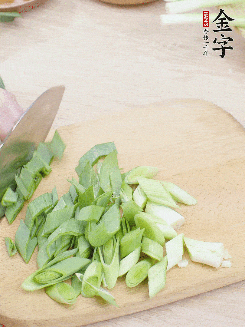青蒜切段。（蒜白可以拍一下，再斜著切）