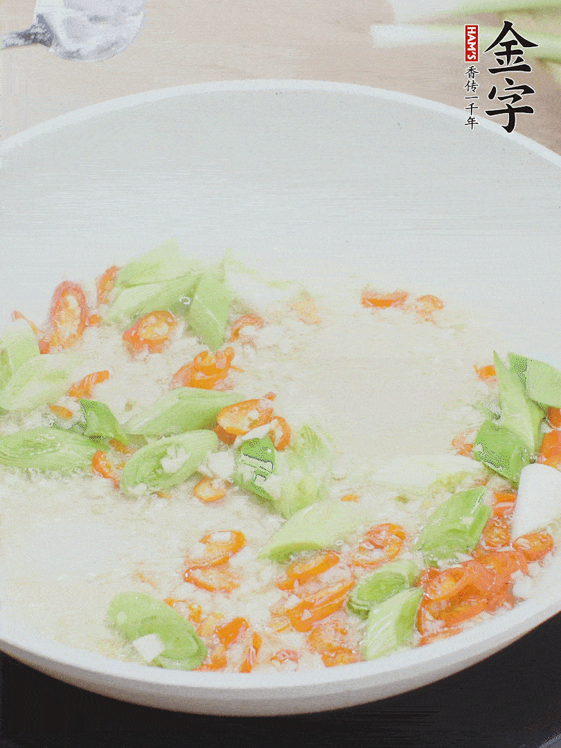 油5成熱時(shí)，下蒜末、辣椒、蒜白煸炒。