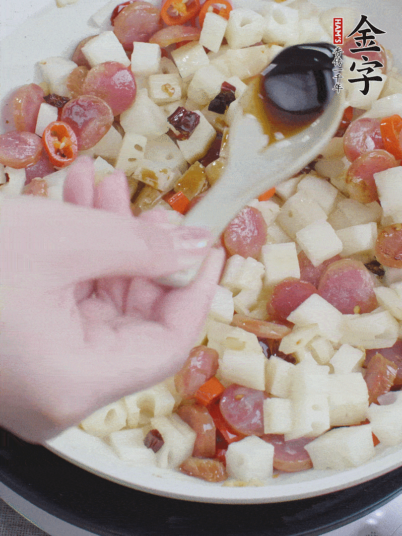 下藕丁，加生抽、香醋、白糖、鹽翻炒均勻。