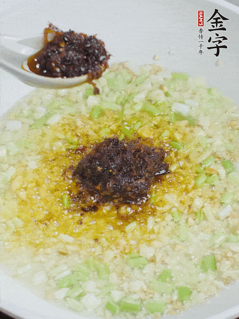 下蔥姜、1大勺金字火腿大師醬爆香。