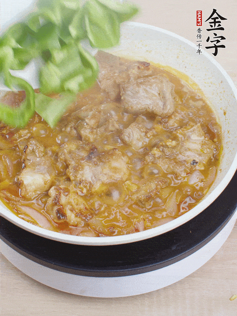 下青椒，翻炒炒至湯汁收干。