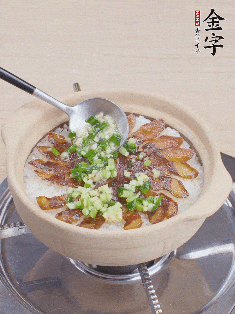 倒蔥姜醬再燜1分鐘。（也可以淋點(diǎn)生抽）