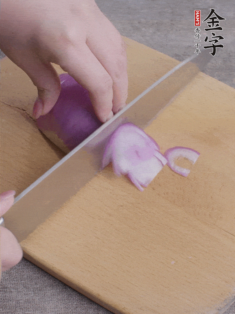 洋蔥切絲、蔥切段。