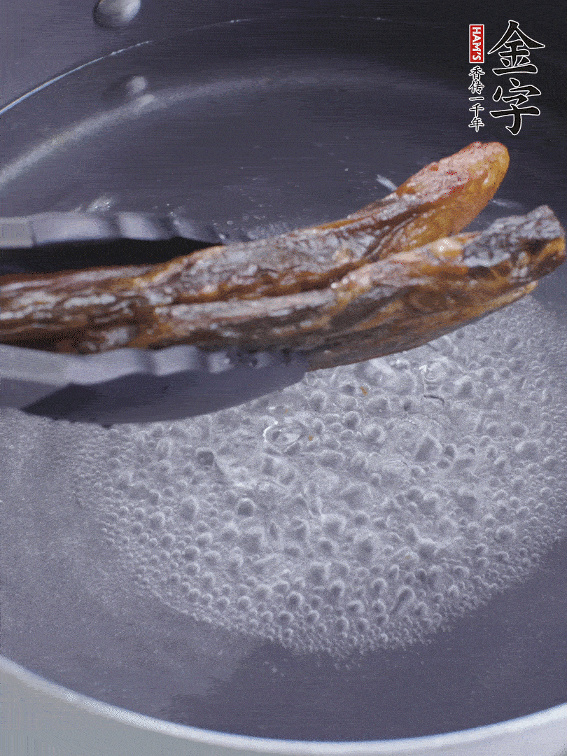 金字醬油肉水煮15分鐘，切薄片。
