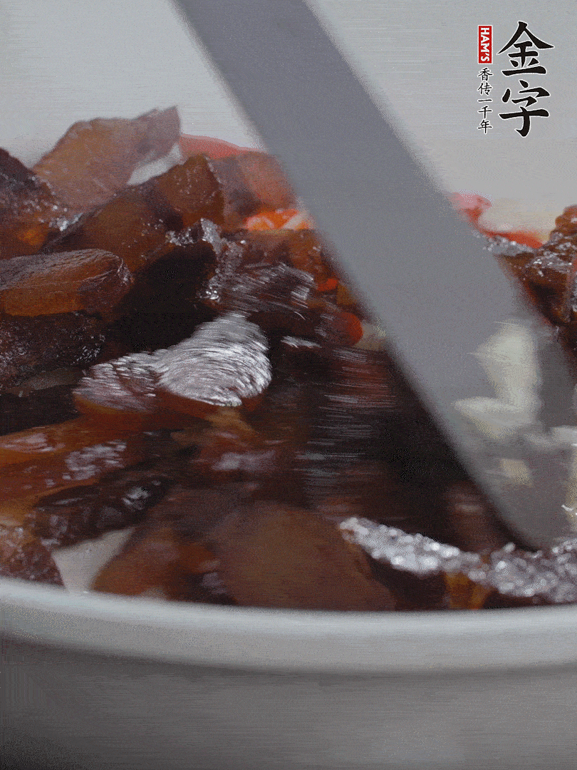 下醬油肉，煸出油脂。