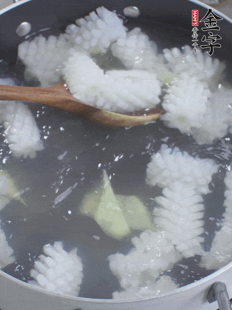 魷魚解凍后，加姜片、料酒汆燙30秒。