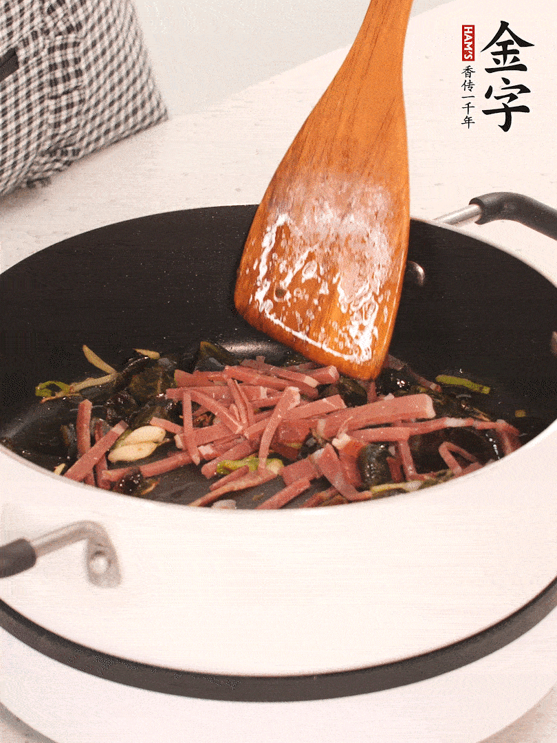 加入火腿煸炒一會，倒入開水燉煮15分鐘。
