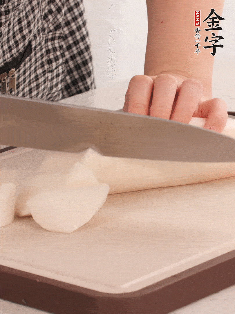 蘿卜切塊，火腿切片。