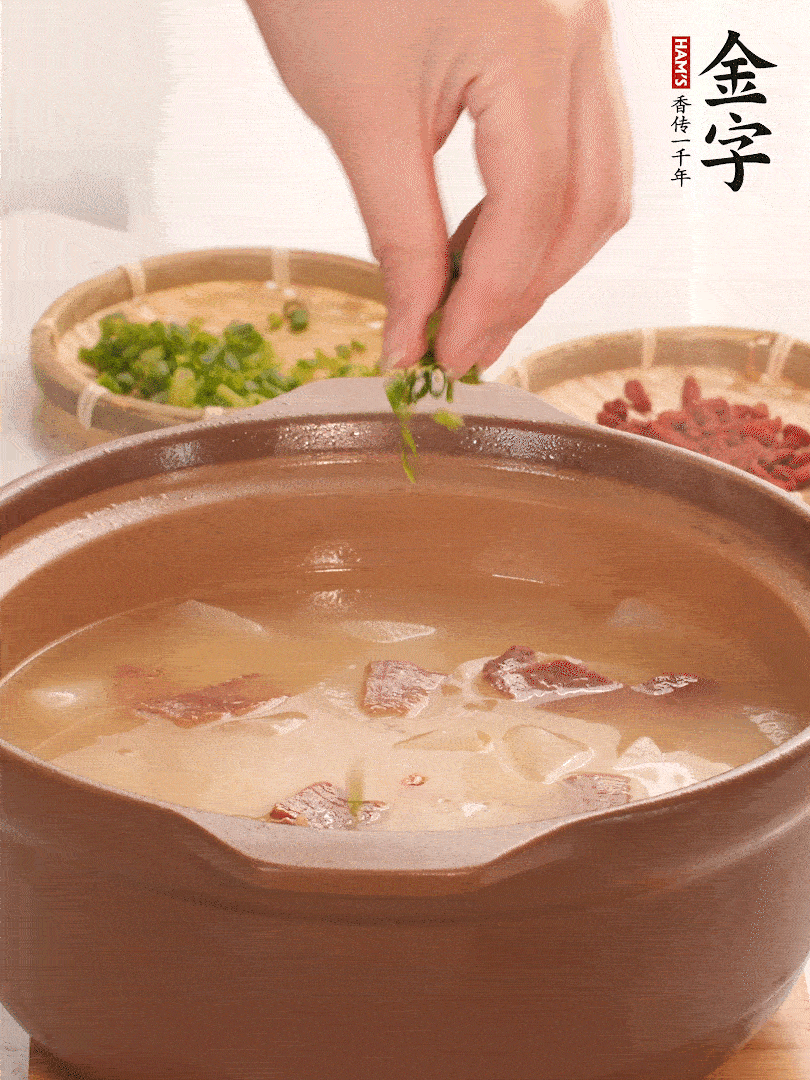 最后點綴點小蔥花、枸杞，增色提味。