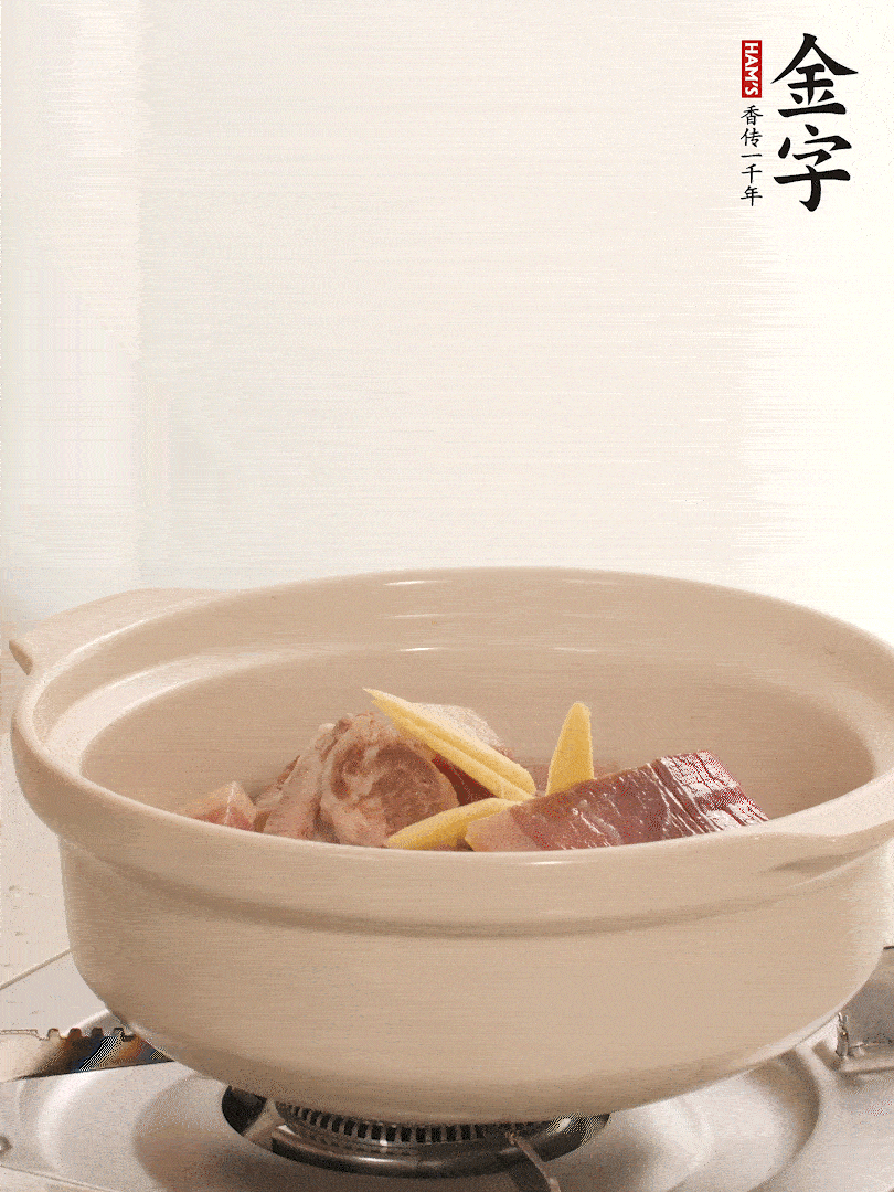 湯鍋放入排骨、火腿、姜，加適量水。煮開后轉(zhuǎn)小火燉40分鐘。
