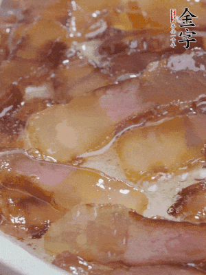 油5成熱，醬油肉煸香。