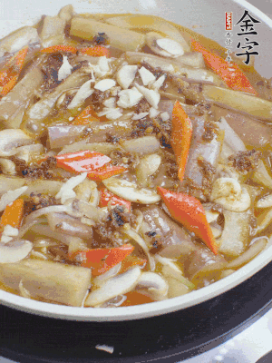 撒蒜末、香菜末。