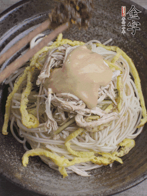 生抽1勺、醋1勺、芝麻醬1勺、金字火腿大師醬1勺。