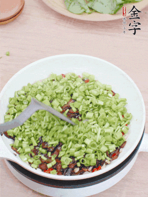 下菜梗翻炒，混合醬油肉。