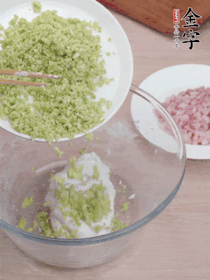 糯米粉邊揉邊加水，成團(tuán)后揉進(jìn)蠶豆、咸肉。