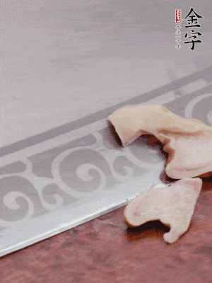 橫向一分為二，均勻切絲。