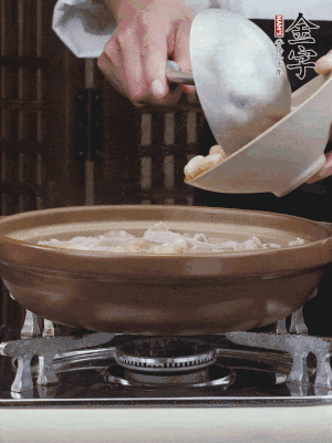 燜煮30分鐘，下花生、紅棗煮5分鐘。（花生提前預(yù)煮15分鐘）