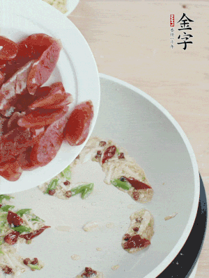 放香腸、苦瓜快速翻炒。