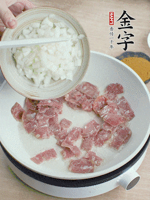 依次下洋蔥、紅菜椒、豌豆粒、玉米粒翻炒均勻。