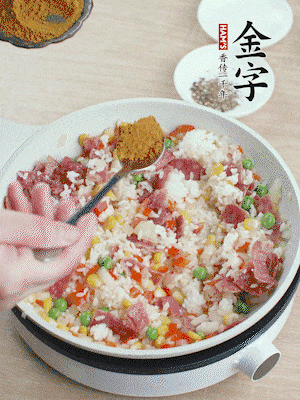 1勺咖喱粉、1/2勺鹽，少許黑胡椒碎炒均。