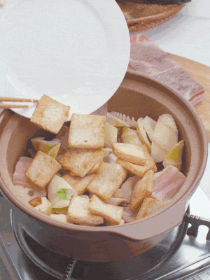 依次下春筍、豆腐，開水沒過食材。