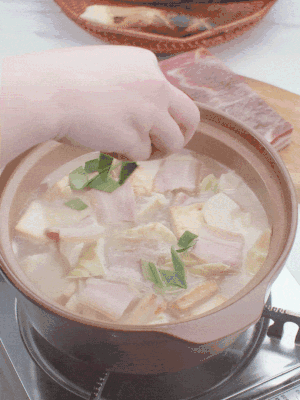 一小撮鹽、糖、雞精調(diào)味，最后撒點蒜葉點綴。