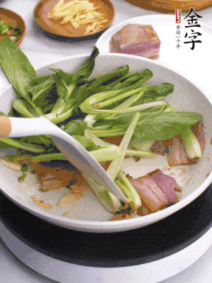 下小青菜翻炒，菜梆子變軟時，撒一點(diǎn)鹽、雞精調(diào)味。