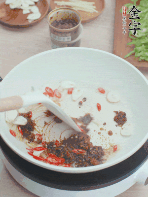 熱鍋涼油，姜蒜、辣椒、金字火腿xo醬炒香。