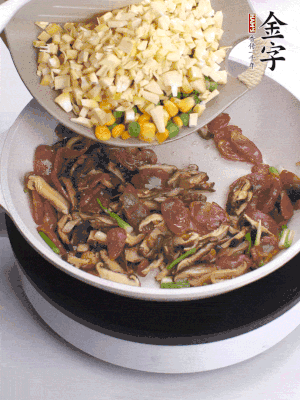 鍋里熱油，爆香蔥白，下香腸片炒至微微出油，加時蔬粒、香菇粒、春筍粒翻炒均勻。