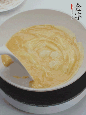 2個(gè)雞蛋炒散。