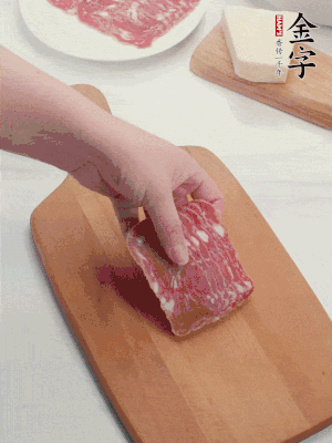 金字培根火腿改刀切小片；白洋蔥切??；新鮮豌豆剝殼。