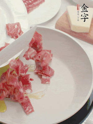 橄欖油煸香金字培根火腿。依次下豌豆、蝴蝶面、洋蔥。