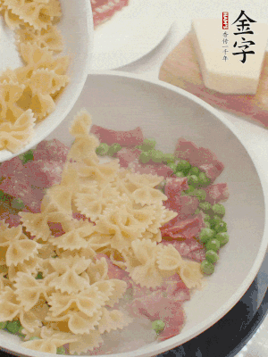 1小勺鹽調(diào)味，混合一起燉煮一下。