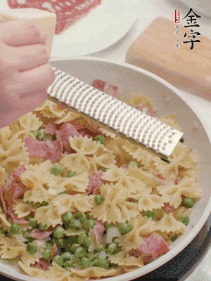 收汁后加入帕爾瑪芝士、歐芹碎和檸檬汁。