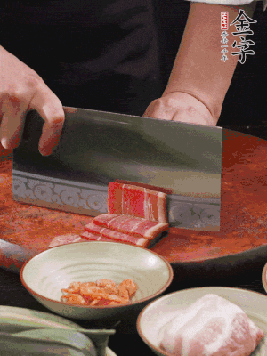 金字火腿上方切薄片，鮮五花肉切薄片。