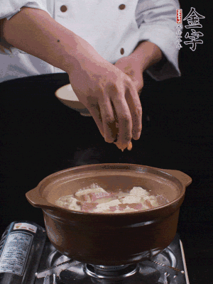 下蝦仁干，煮5分鐘。撒蒜葉，煮1分鐘。