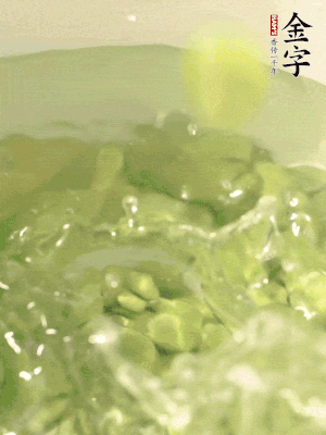 新鮮蠶豆熱水焯水30秒，然后浸入涼水。