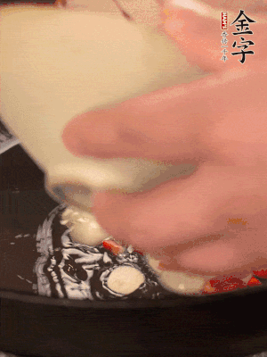 豬油潤(rùn)鍋，下辣椒、大蒜、火腿片煸香。