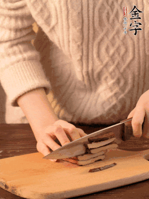 金字淡咸肉、香干分別切丁。