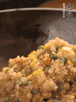 再下糯米，1勺蠔油、2勺生抽調(diào)味翻炒均勻。