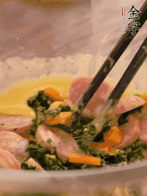 雞蛋、面粉、玉米油攪拌到無(wú)顆粒狀態(tài)。再加入菠菜、胡蘿卜、烤腸。少許鹽調(diào)味。