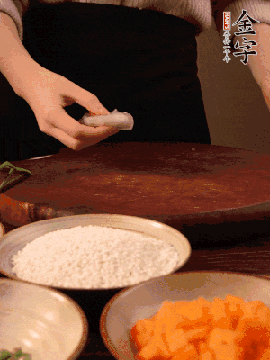 胡蘿卜去皮切丁。蝦仁切小塊。糯米提前浸泡半天。