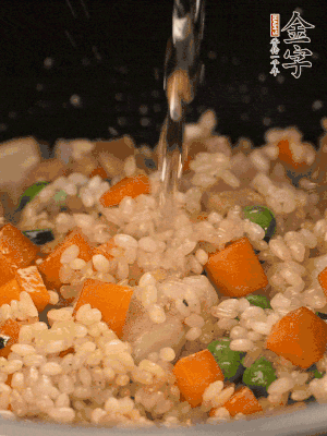 把食材轉(zhuǎn)移到電飯鍋中，倒入點(diǎn)清水，正常煮飯。