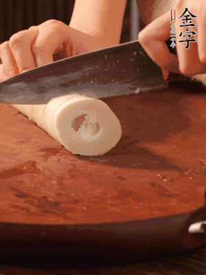 春筍去殼切滾刀塊，焯水備用。