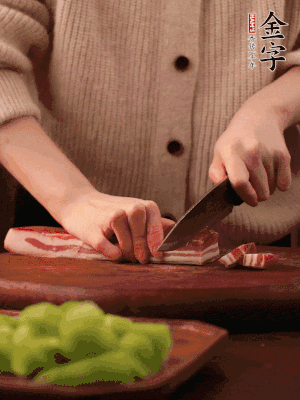 金字淡咸肉切片，冷水入鍋，加姜片、料酒略焯水。同步，五花肉切塊焯水。