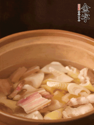 春筍、咸肉、咸肉一起入砂鍋，加姜片、料酒、清水大火煮沸到湯色變白。轉(zhuǎn)小火慢篤半小時。