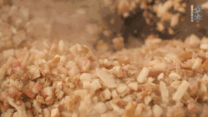 鍋中熱油，依次下食材翻炒，加2勺料酒、少許胡椒粉調(diào)味，撒蔥花攪拌均勻。